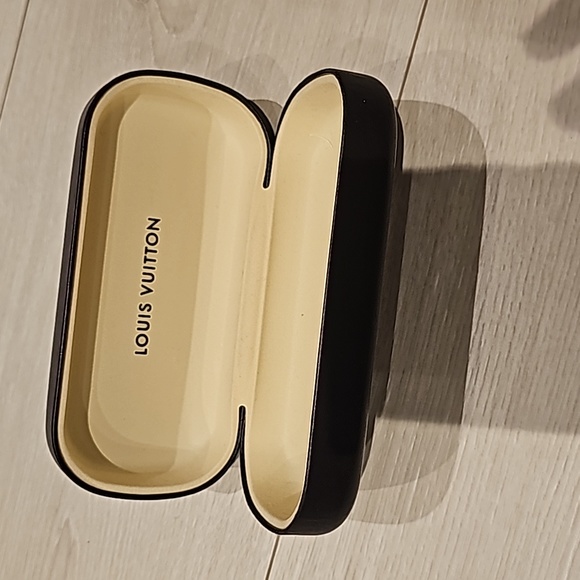 Authentic Louis Vuitton sunglasses - Picture 2 of 4